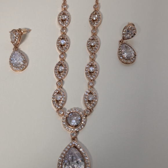 Elegant Gold and Silver Jewelry Set - Picture 3 of 4